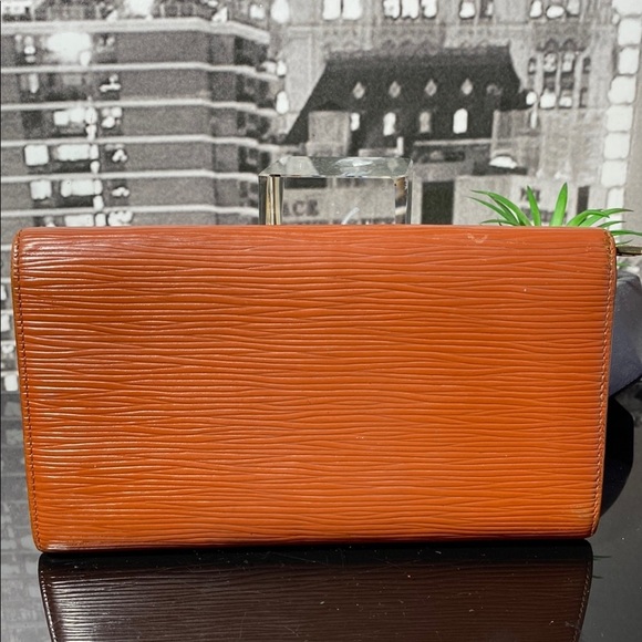 Authentic Louis Vuitton Epi Sarah Wallet - Picture 6 of 14